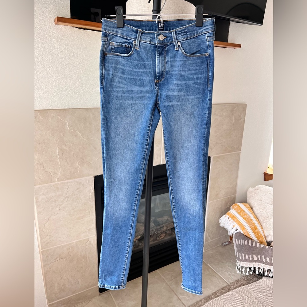 Gap skinny jean. Size 26 long. Great condition